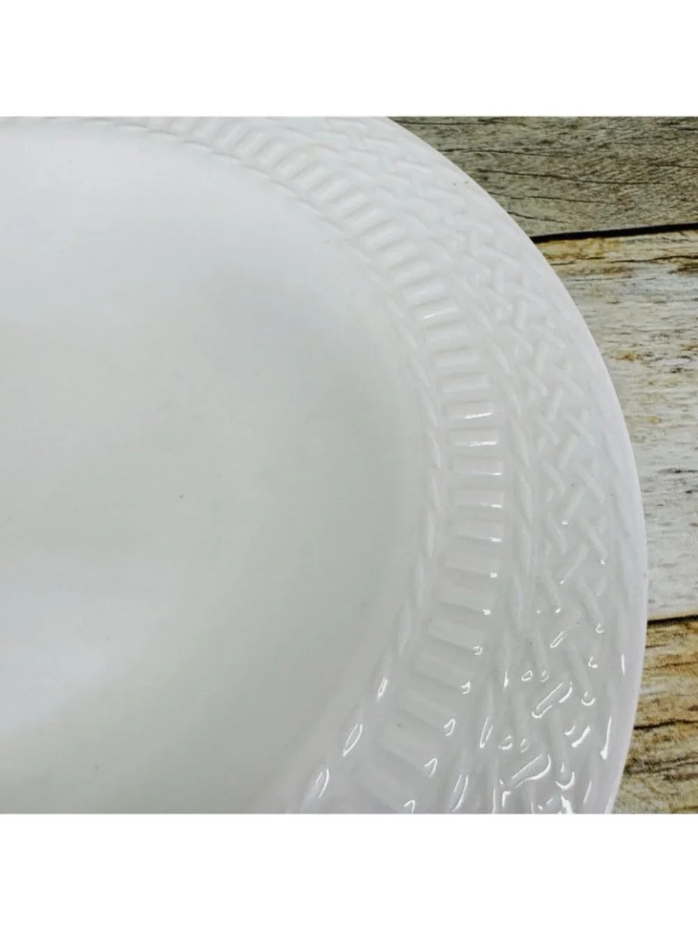 Livingquarters LIQ10 White Embossed Basketweave Rimmed 9
